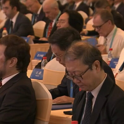 张颂文上新闻联播截图图片，于和伟好像睡着了