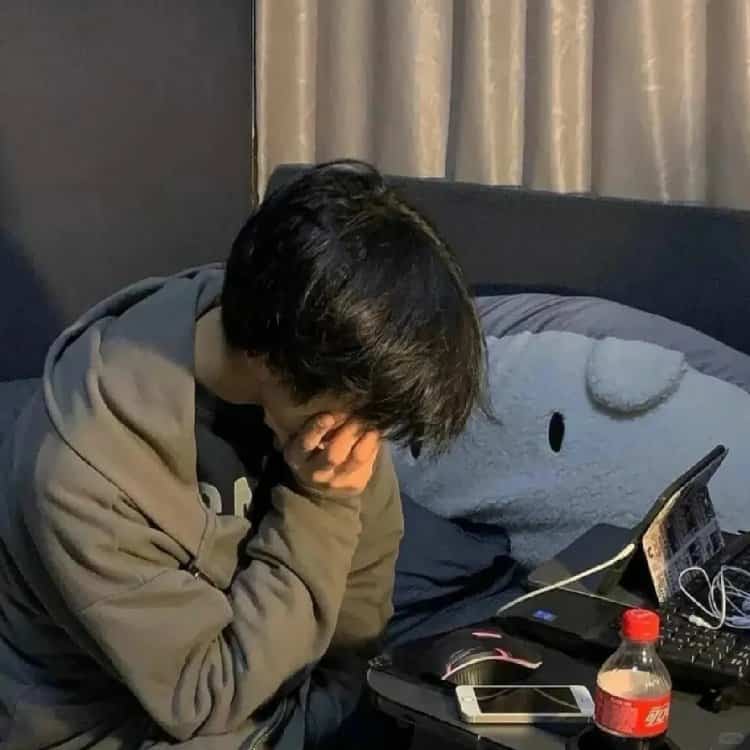 真人清冷氛围感男生头像 永久不换冷门男头 头像越怪本人越帅_13