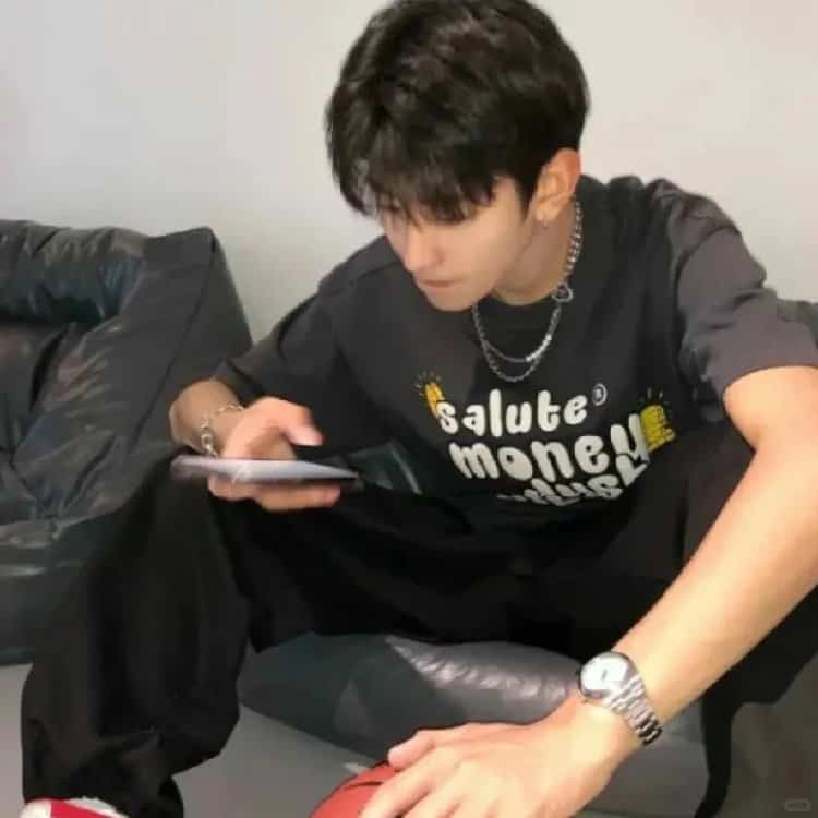 真人清冷氛围感男生头像 永久不换冷门男头 头像越怪本人越帅_14