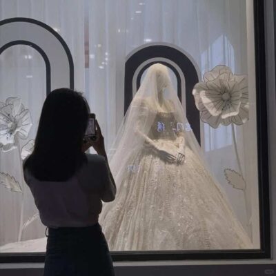 女孩在橱窗外看婚纱的女生头像 望婚纱背影满是遗憾女头