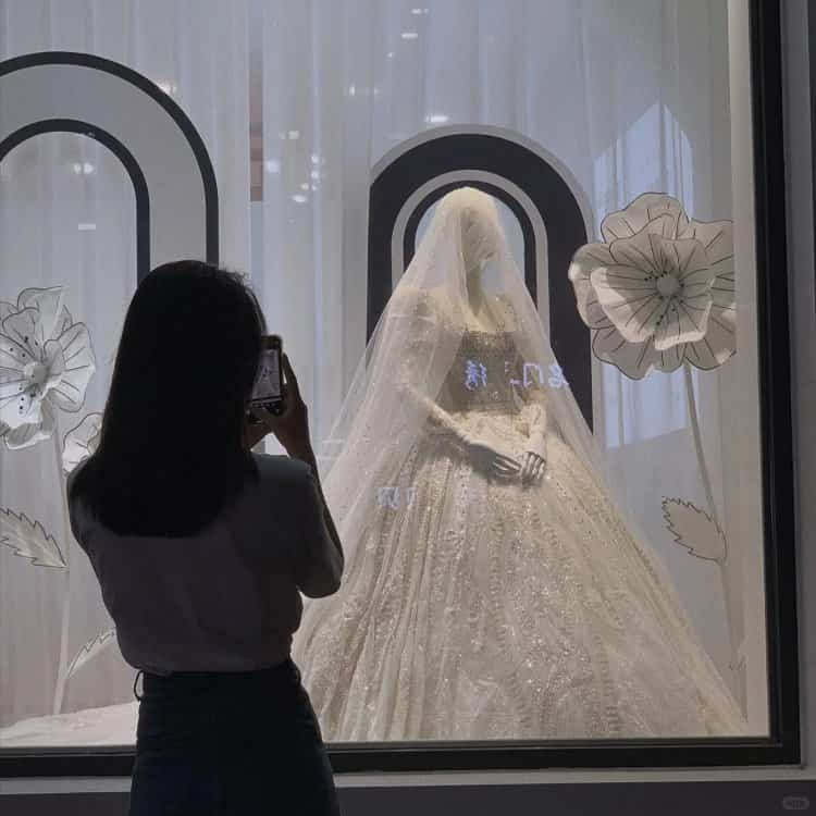 女孩在橱窗外看婚纱的女生头像 望婚纱背影满是遗憾女头_2