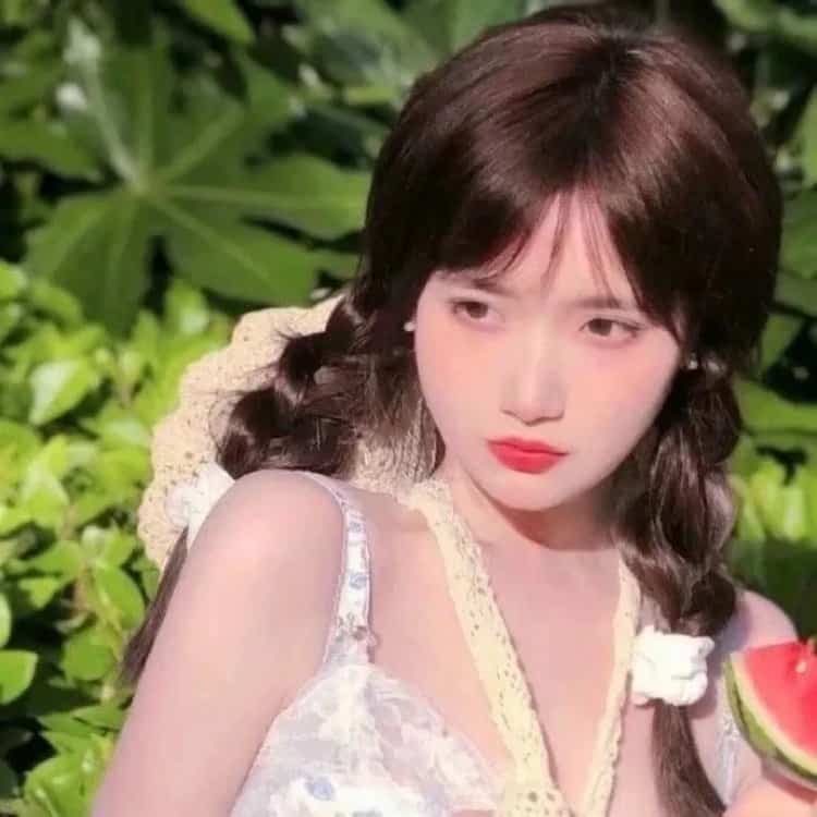 唯美绿色背景女孩微信头像 一路前行超好看的青绿色系女头_1