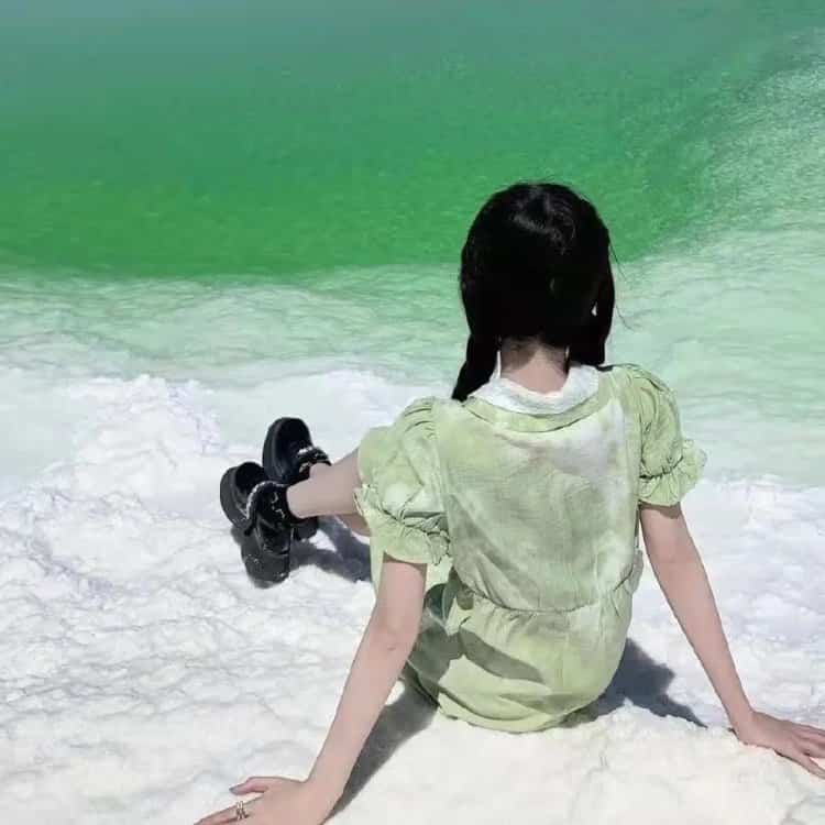 唯美绿色背景女孩微信头像 一路前行超好看的青绿色系女头_3