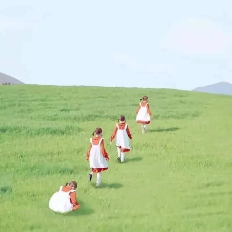 唯美绿色背景女孩微信头像 一路前行超好看的青绿色系女头_4