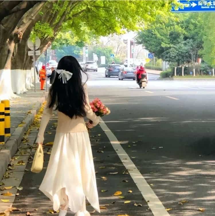 唯美绿色背景女孩微信头像 一路前行超好看的青绿色系女头_5