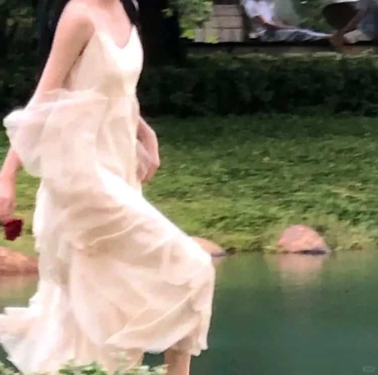 唯美绿色背景女孩微信头像 一路前行超好看的青绿色系女头_8