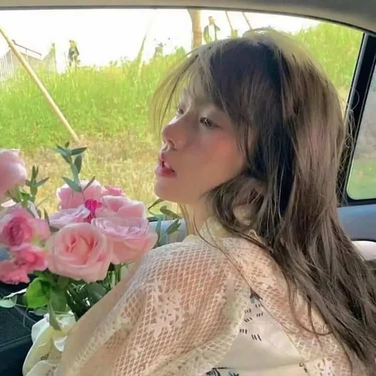 唯美绿色背景女孩微信头像 一路前行超好看的青绿色系女头_14