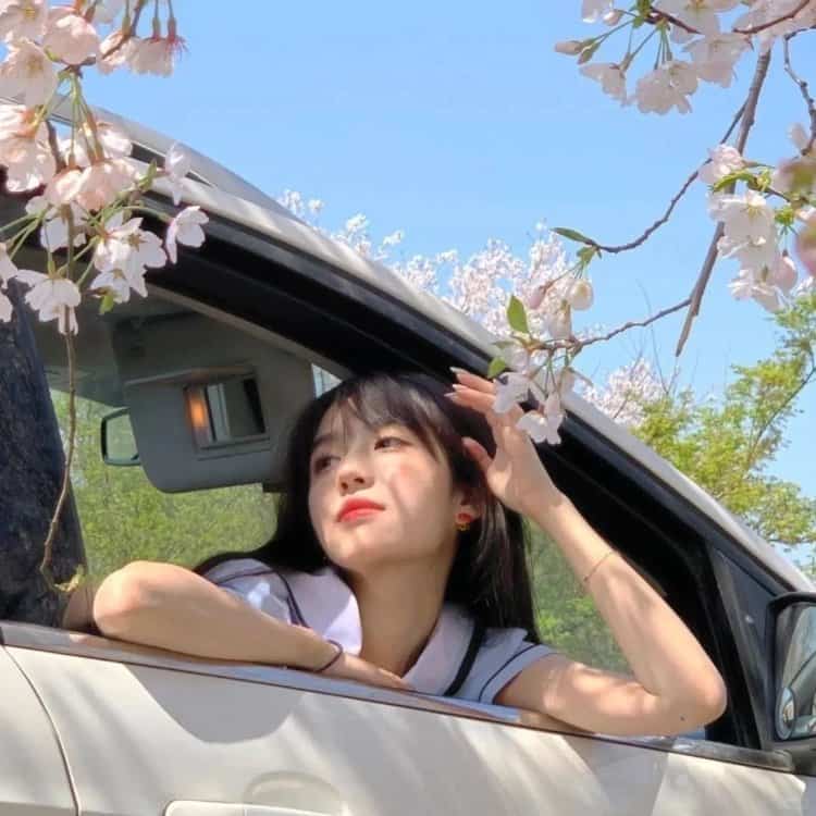 唯美绿色背景女孩微信头像 一路前行超好看的青绿色系女头_15
