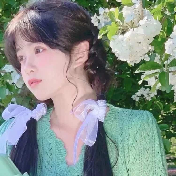 唯美绿色背景女孩微信头像 一路前行超好看的青绿色系女头_17