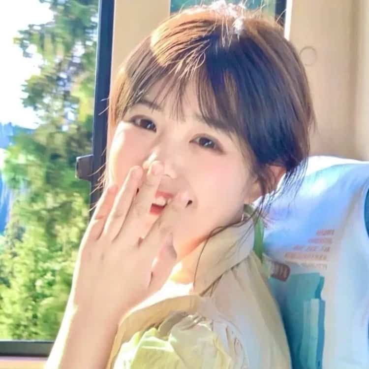 唯美绿色背景女孩微信头像 一路前行超好看的青绿色系女头_18