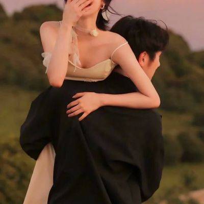 一上一下男女拥抱的情头图片_3