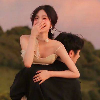 一上一下男女拥抱的情头图片_4