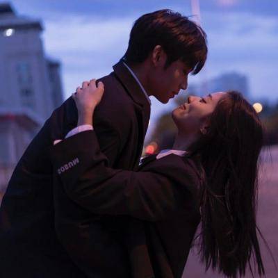 一上一下男女拥抱的情头图片_5