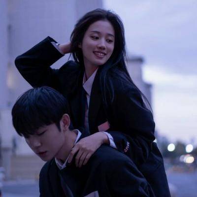 一上一下男女拥抱的情头图片_6