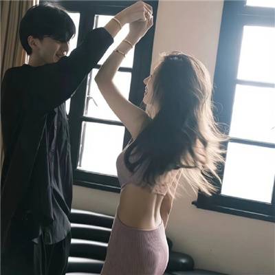 一上一下男女拥抱的情头图片_8