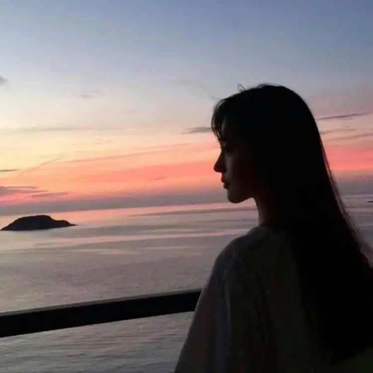 清冷高级氛围感夕阳下的男女背影情侣头像 一人一张真人照片情头_1