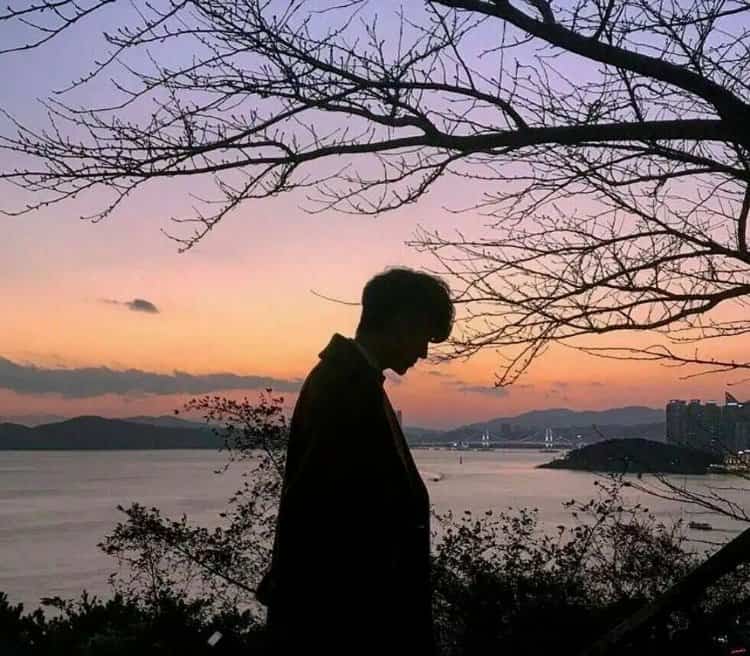 清冷高级氛围感夕阳下的男女背影情侣头像 一人一张真人照片情头_3
