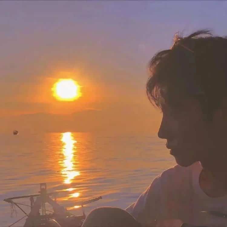清冷高级氛围感夕阳下的男女背影情侣头像 一人一张真人照片情头_6