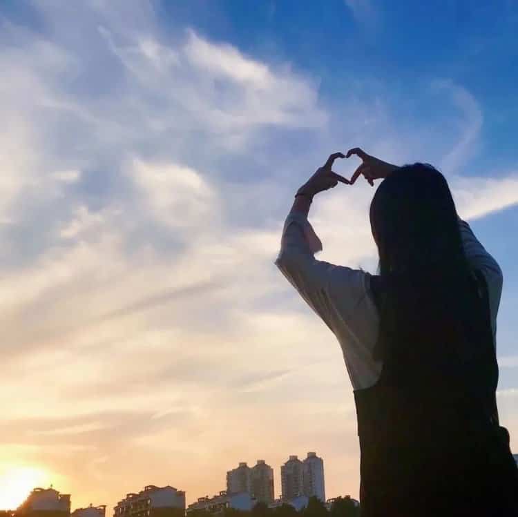 清冷高级氛围感夕阳下的男女背影情侣头像 一人一张真人照片情头_7