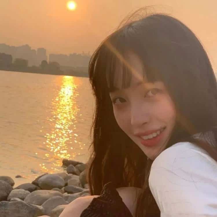 清冷高级氛围感夕阳下的男女背影情侣头像 一人一张真人照片情头_5