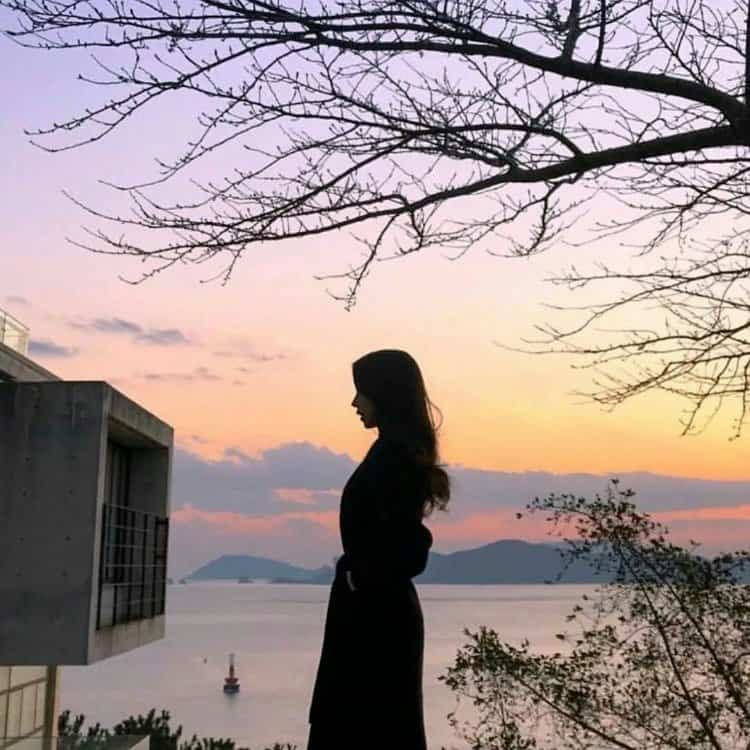 清冷高级氛围感夕阳下的男女背影情侣头像 一人一张真人照片情头_4