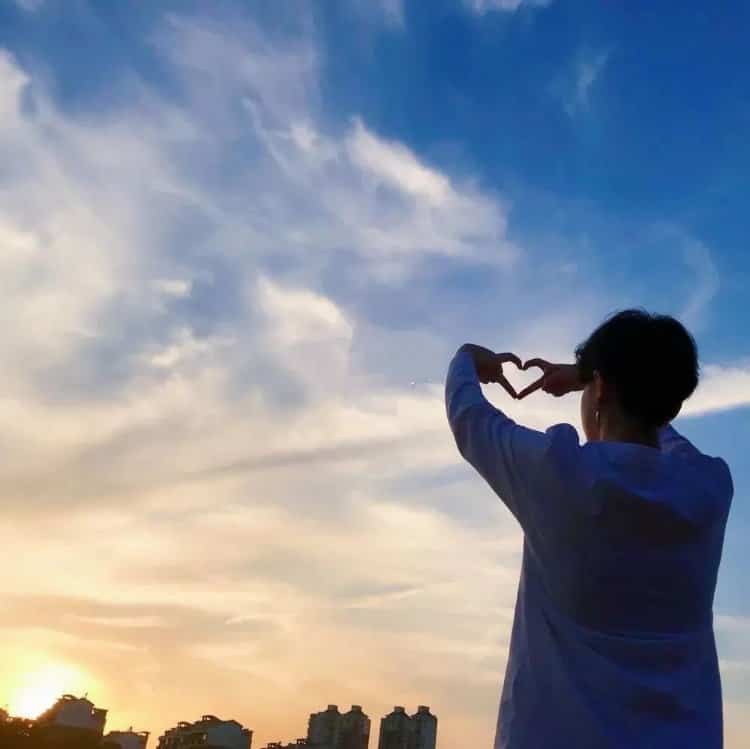 清冷高级氛围感夕阳下的男女背影情侣头像 一人一张真人照片情头_8