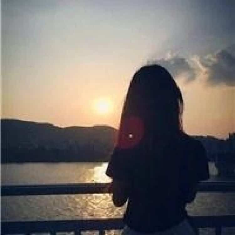 清冷高级氛围感夕阳下的男女背影情侣头像 一人一张真人照片情头_15