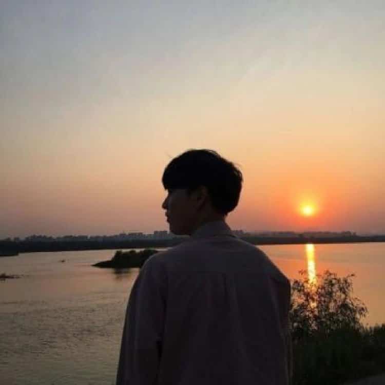 清冷高级氛围感夕阳下的男女背影情侣头像 一人一张真人照片情头_14
