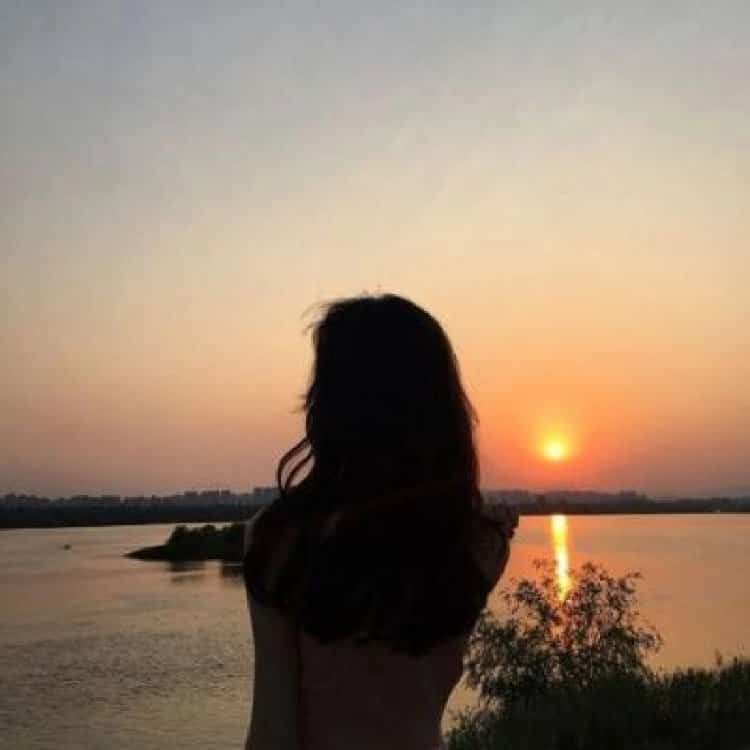 清冷高级氛围感夕阳下的男女背影情侣头像 一人一张真人照片情头_13