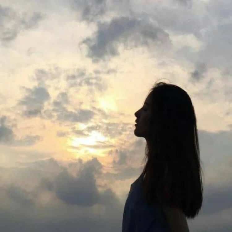 清冷高级氛围感夕阳下的男女背影情侣头像 一人一张真人照片情头_11