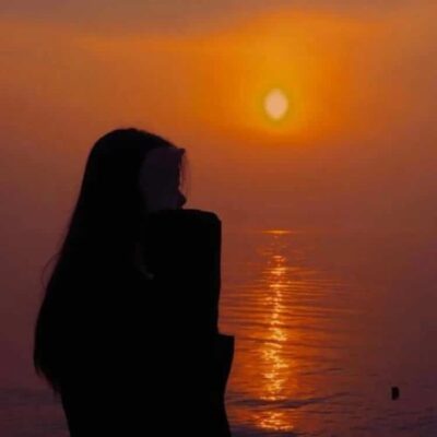 清冷高级氛围感夕阳下的男女背影情侣头像 一人一张真人照片情头