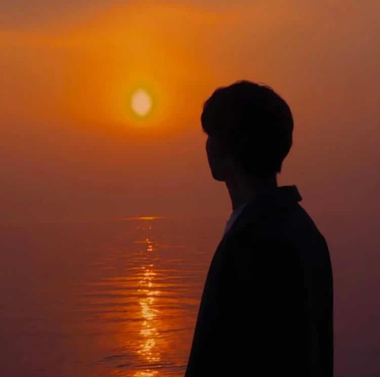 清冷高级氛围感夕阳下的男女背影情侣头像 一人一张真人照片情头_9