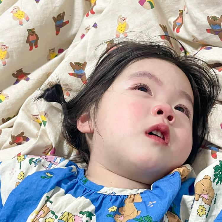 女生分手失恋换的微信头像 小女孩流眼泪让人心疼真人女头_4