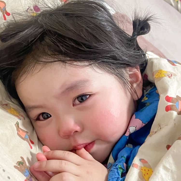 女生分手失恋换的微信头像 小女孩流眼泪让人心疼真人女头_5