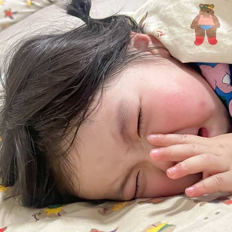 女生分手失恋换的微信头像 小女孩流眼泪让人心疼真人女头_6