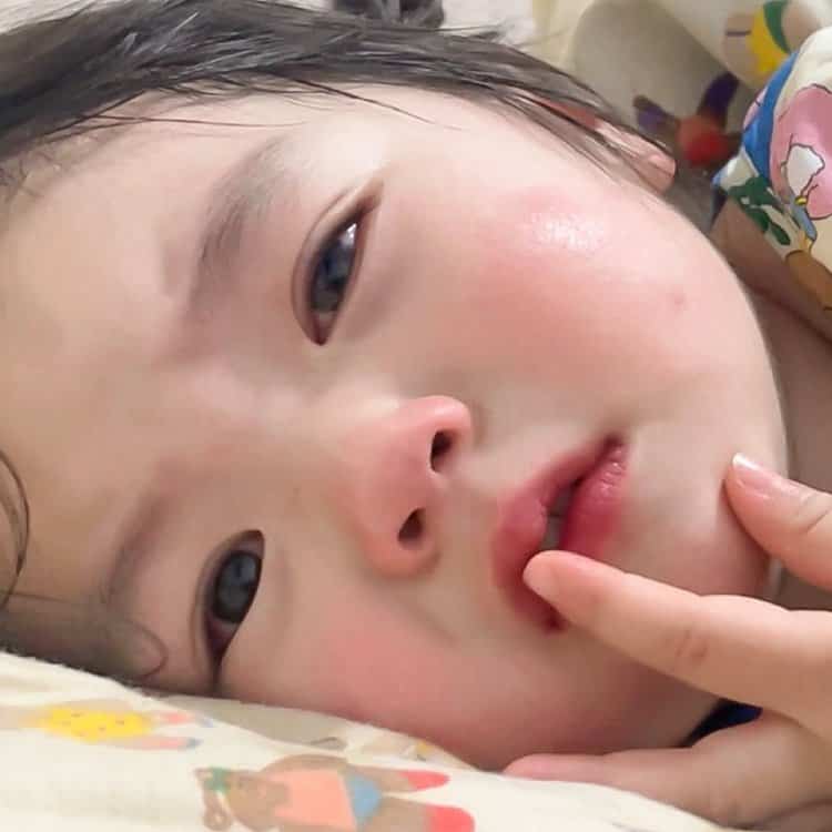 女生分手失恋换的微信头像 小女孩流眼泪让人心疼真人女头_8