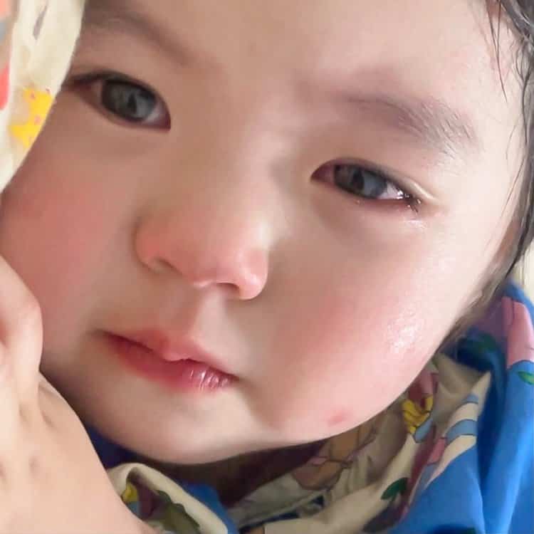 女生分手失恋换的微信头像 小女孩流眼泪让人心疼真人女头_9