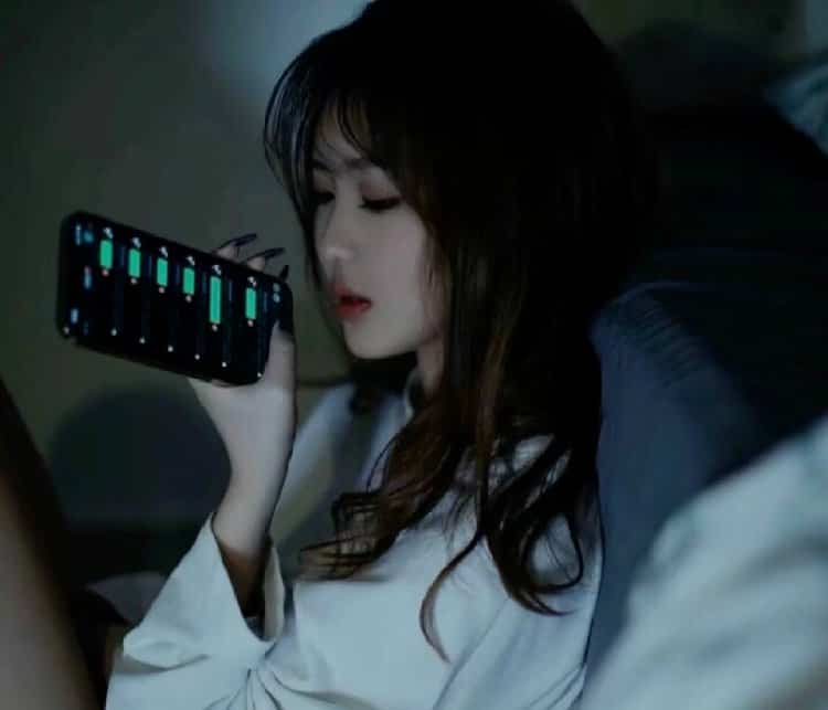 孤独氛围感emo微信头像 满是遗憾无奈的真人女生头像_4