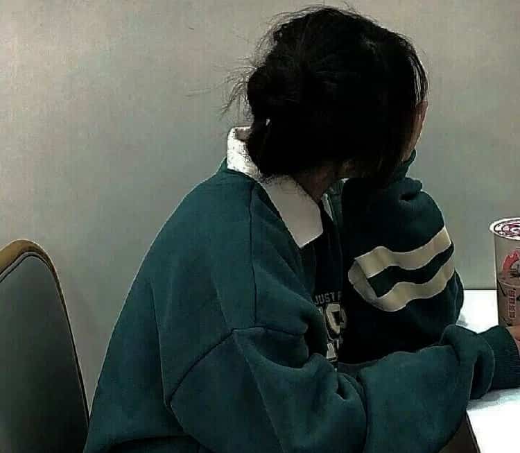 孤独氛围感emo微信头像 满是遗憾无奈的真人女生头像_13