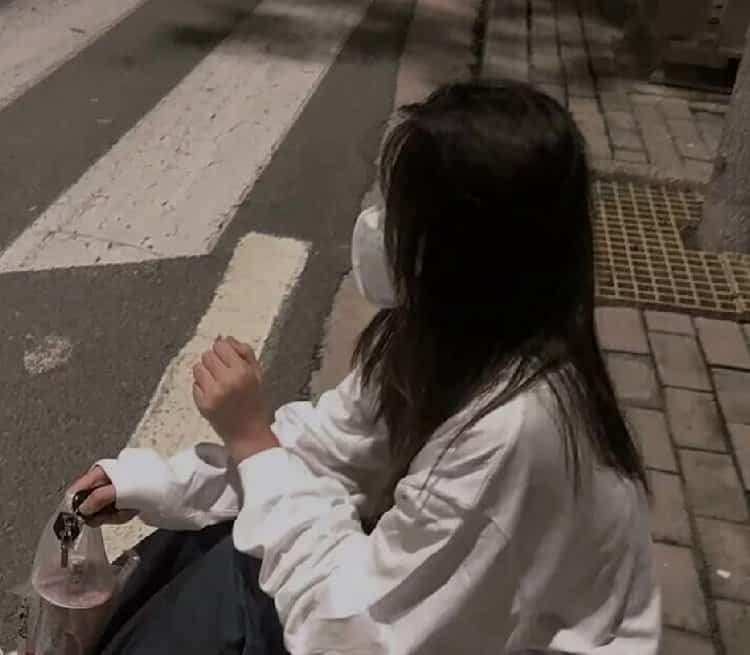 孤独氛围感emo微信头像 满是遗憾无奈的真人女生头像_15