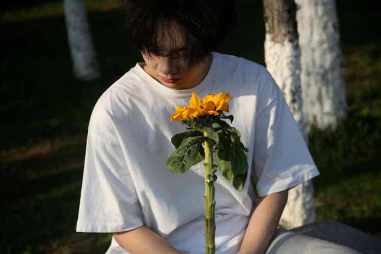 黑发白T男生手拿向日葵真人微信头像 好看清爽氛围感男生头像_3