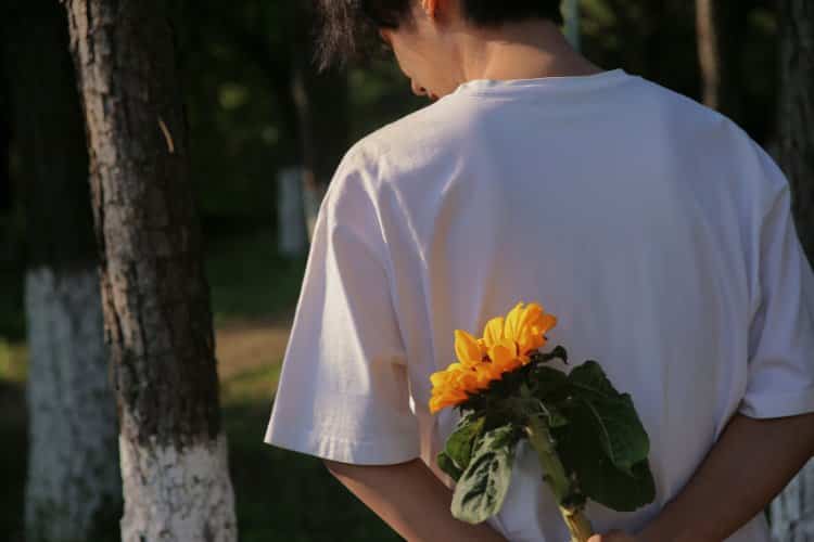 黑发白T男生手拿向日葵真人微信头像 好看清爽氛围感男生头像_6