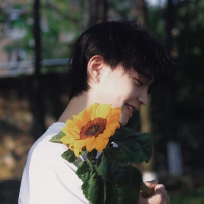 黑发白T男生手拿向日葵真人微信头像 好看清爽氛围感男生头像