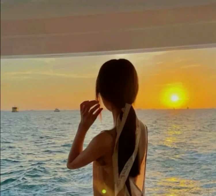 清冷氛围感女孩看海的微信头像 女生看海侧脸背影唯美闺蜜头像_1