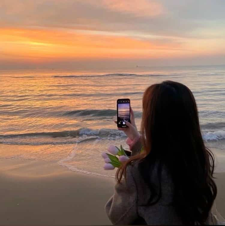清冷氛围感女孩看海的微信头像 女生看海侧脸背影唯美闺蜜头像_3