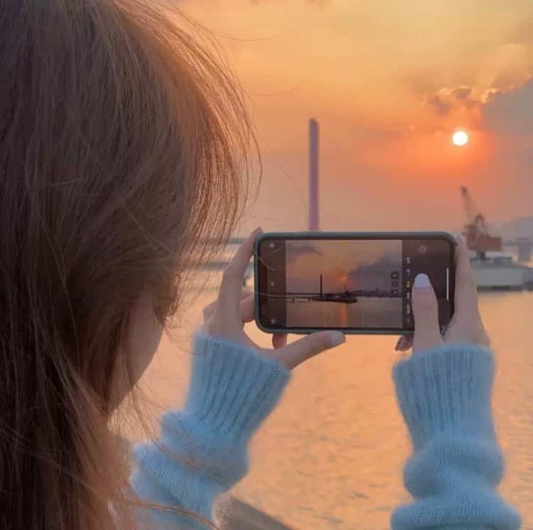 清冷氛围感女孩看海的微信头像 女生看海侧脸背影唯美闺蜜头像_4