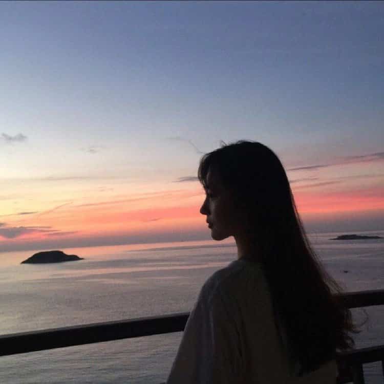 清冷氛围感女孩看海的微信头像 女生看海侧脸背影唯美闺蜜头像_5