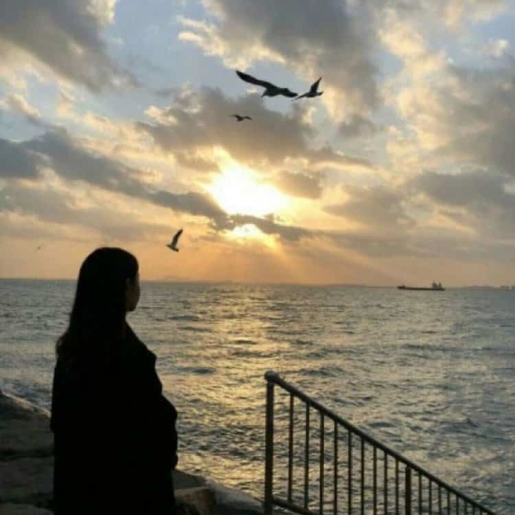 清冷氛围感女孩看海的微信头像 女生看海侧脸背影唯美闺蜜头像_6