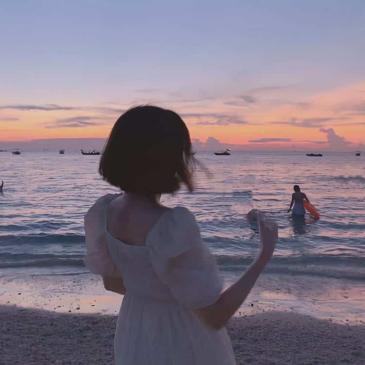 清冷氛围感女孩看海的微信头像 女生看海侧脸背影唯美闺蜜头像_7