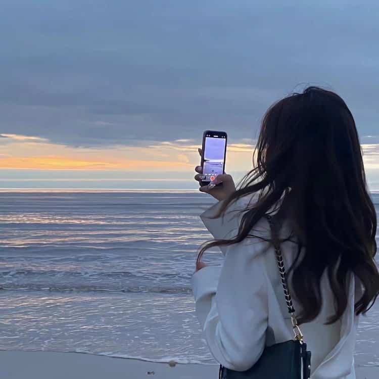 清冷氛围感女孩看海的微信头像 女生看海侧脸背影唯美闺蜜头像_9